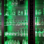 Bar met glazen en groene licht erachter